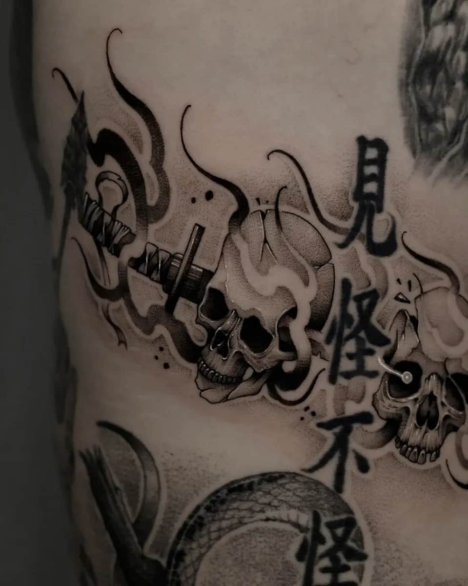 해골 칼 옆구리 블랙워크 타투