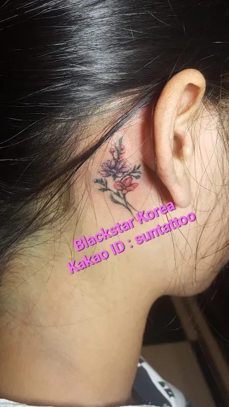 귀 뒤 컬러 꽃 타투
