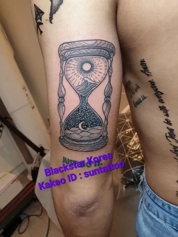 팔 모래시계 타투