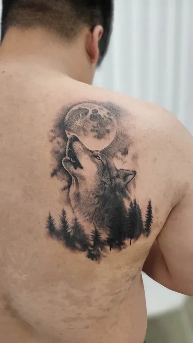 달을 향해 울부짖는 늑대 타투