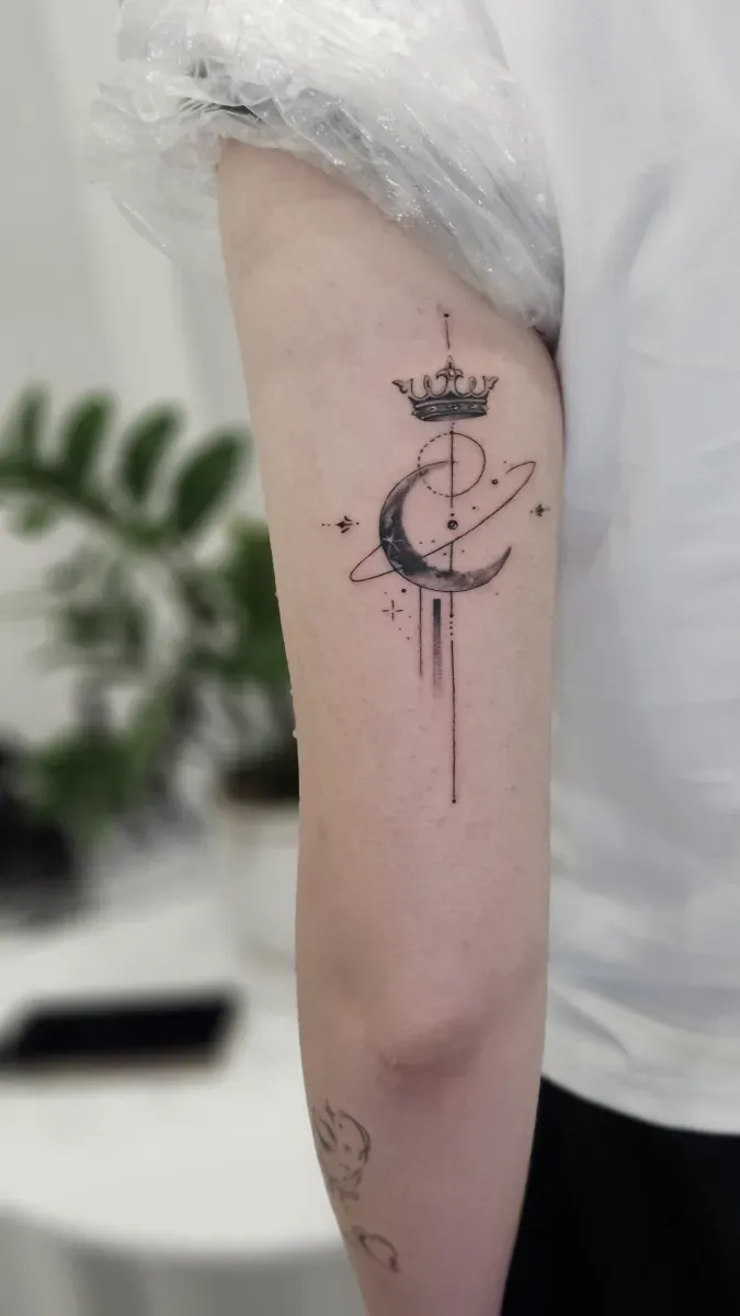 크라운 문 타투