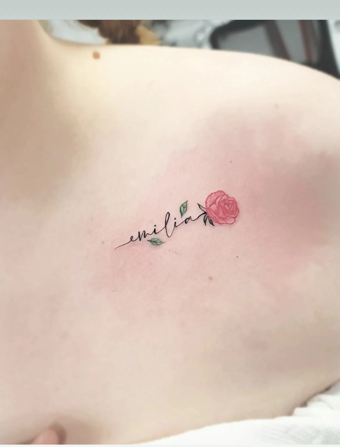 과하지 않게 정리한 어깨 레터링