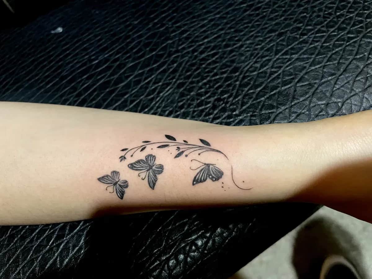 여자 팔 나비타투, 블랙워크로 완성한 감성적인 작품 소개