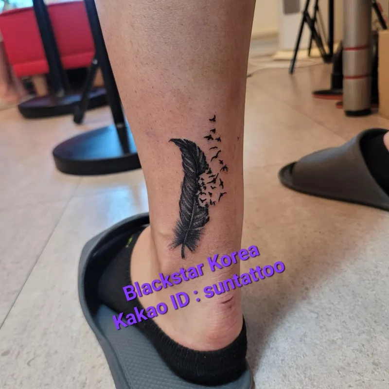 발목 꽃 타투와 깃털 타투