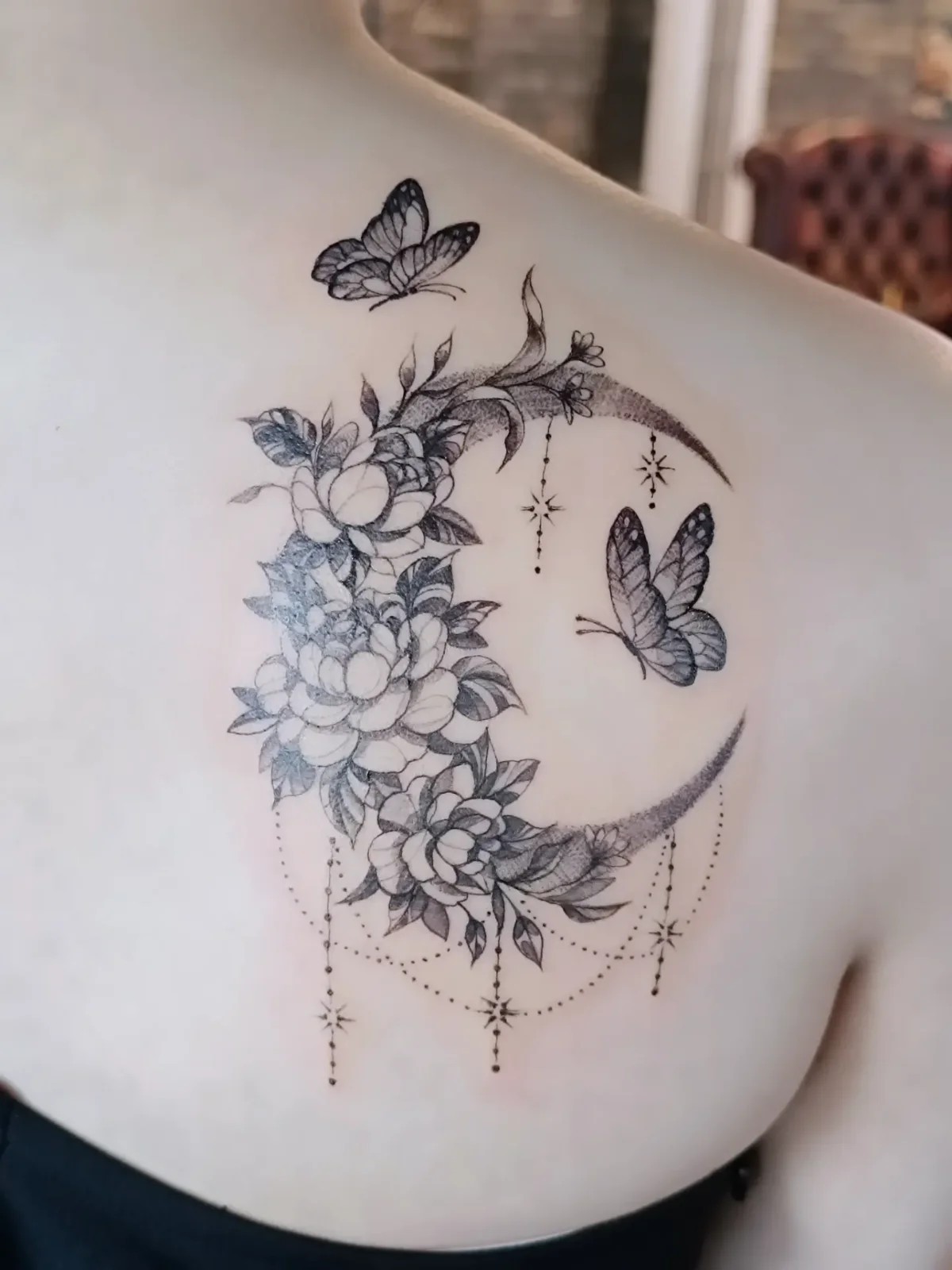 어깨 위에 내려앉은 밤하늘의 조각 🌙✨🦋