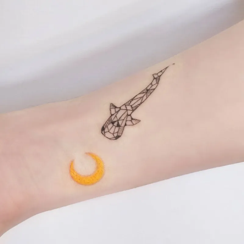 달과 스테인드 글라스 고래