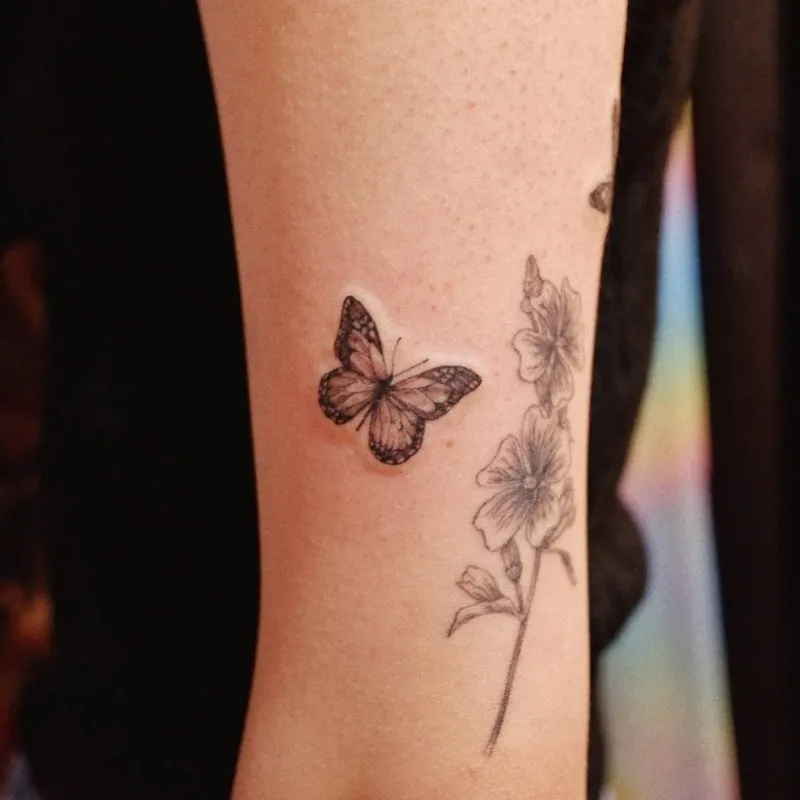 나비 두마리 여자팔타투 tattooist_petal