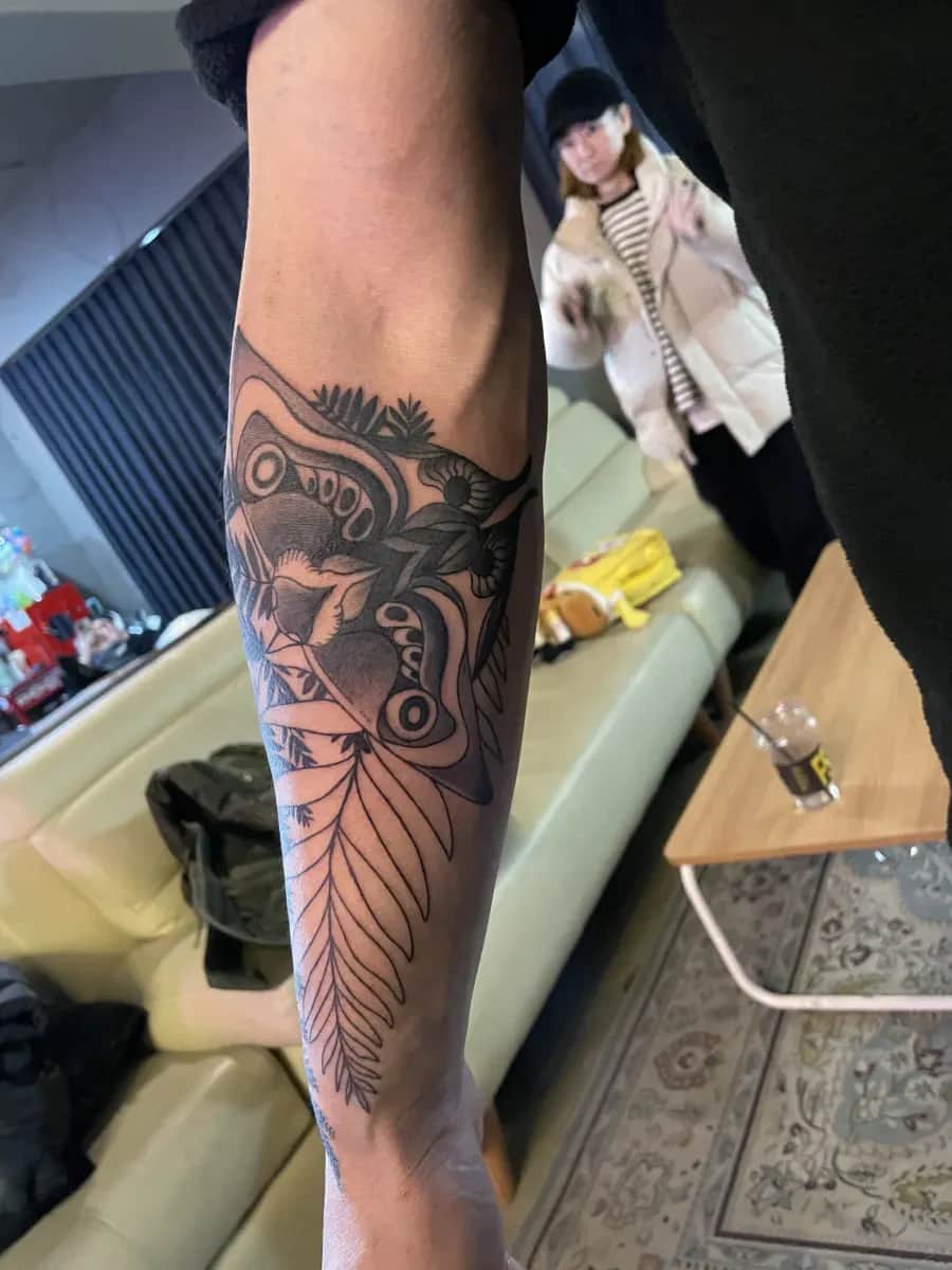 라스트오브어스 타투 나뭇잎 이파리 나방 타투 수유타투