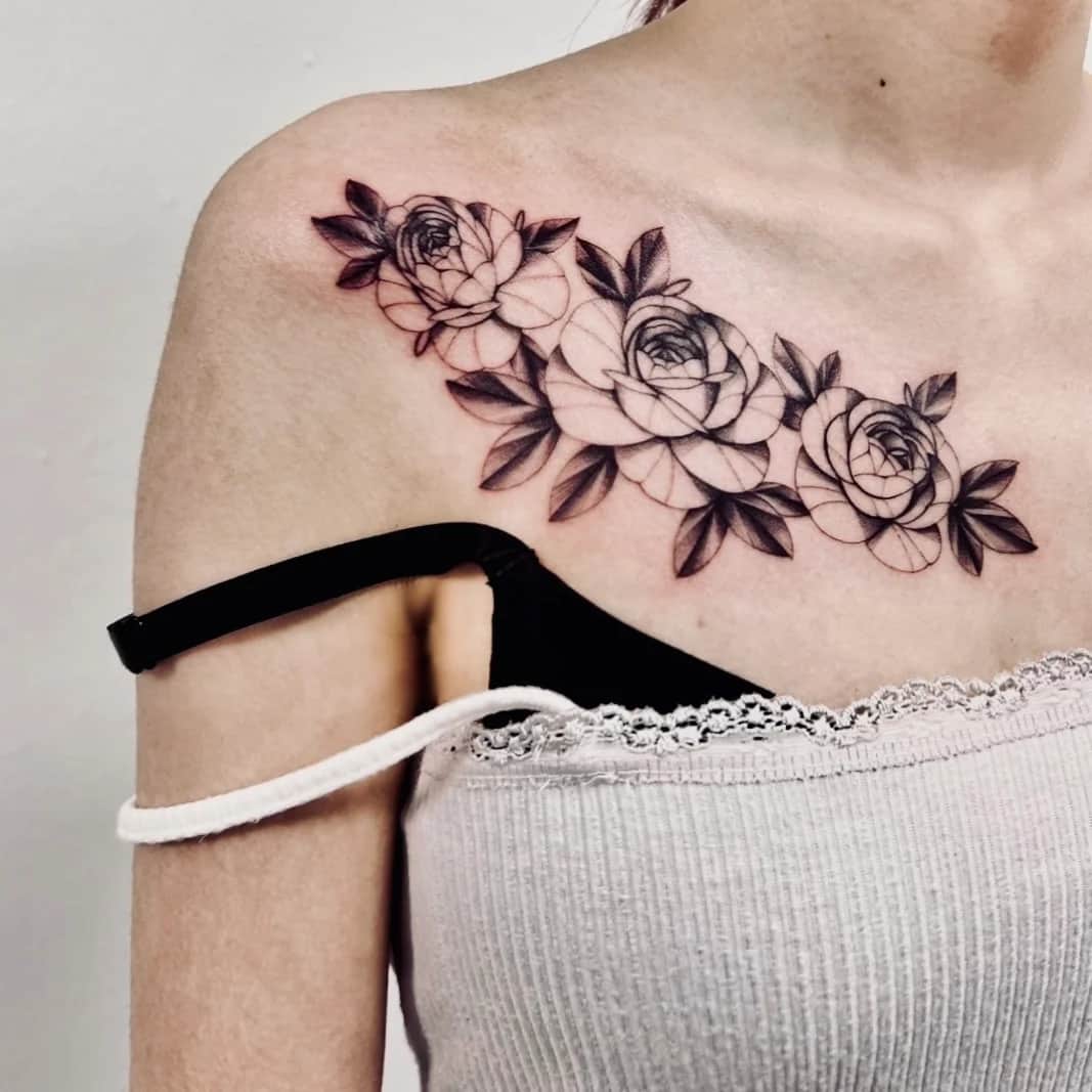 쇄골에 핀 꽃 세송이 🌹