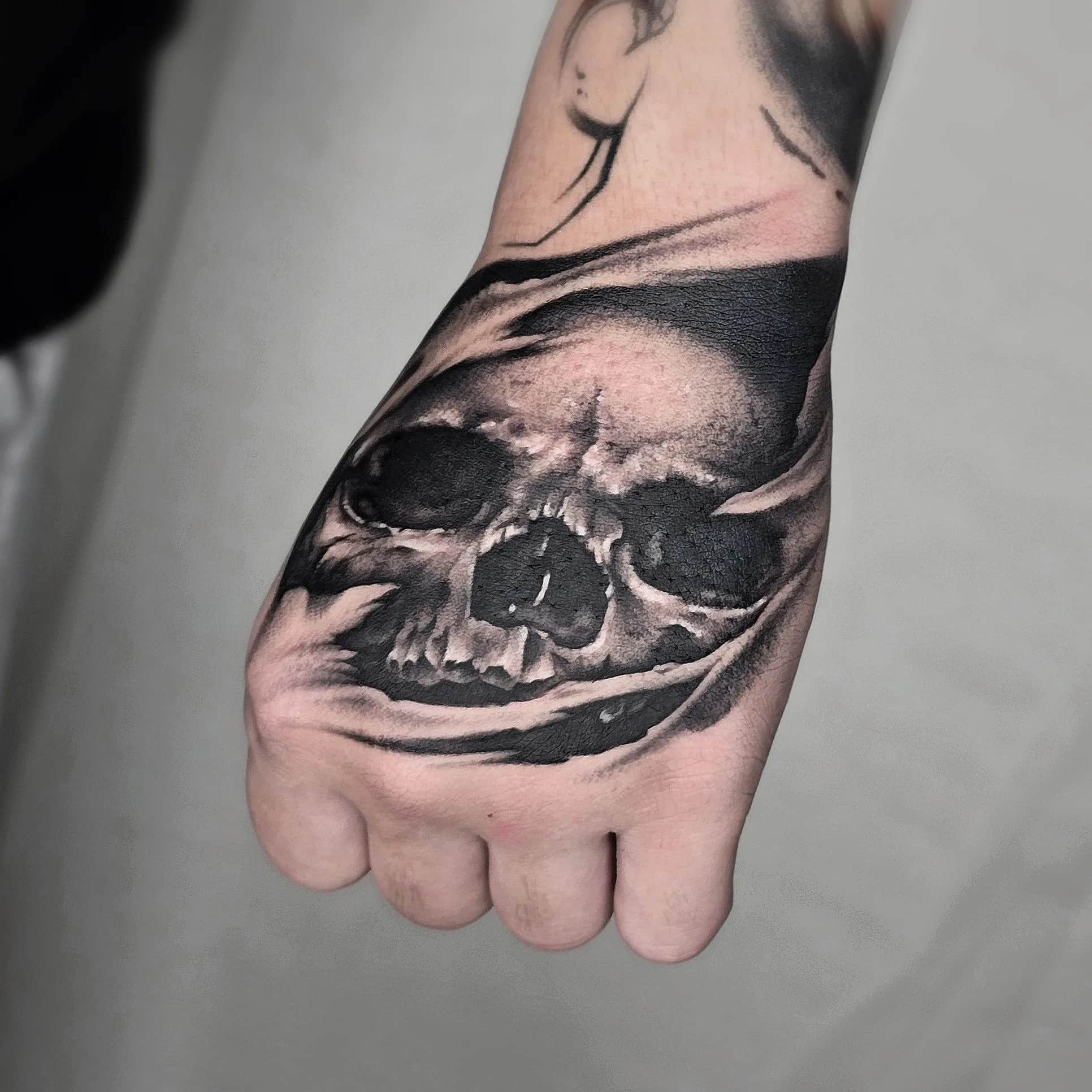 스컬 타투(손등)