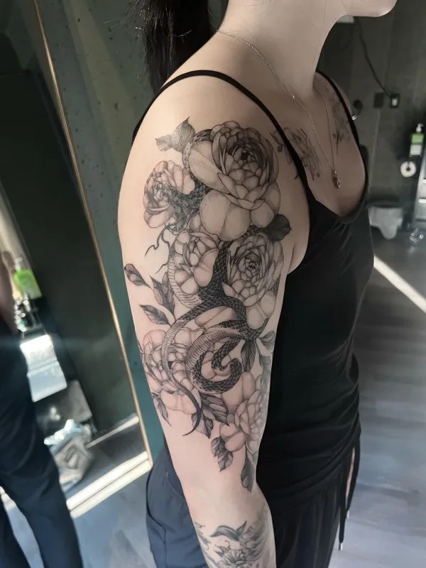 윗팔 뱀 꽃 타투