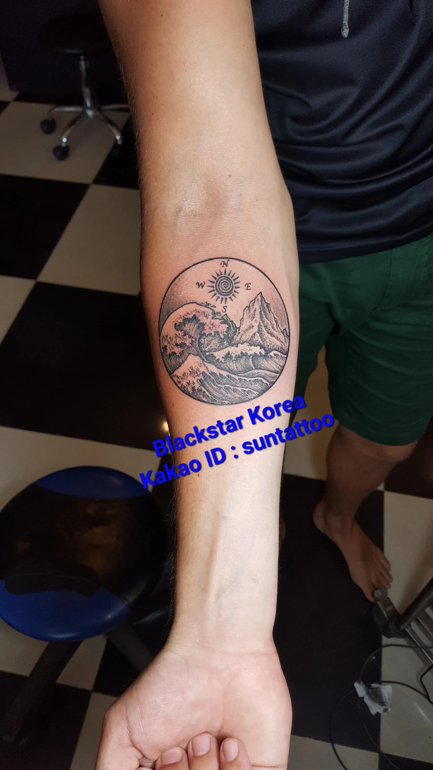 팔 하빅 블랙앤 그레이 파도 타투 - 1