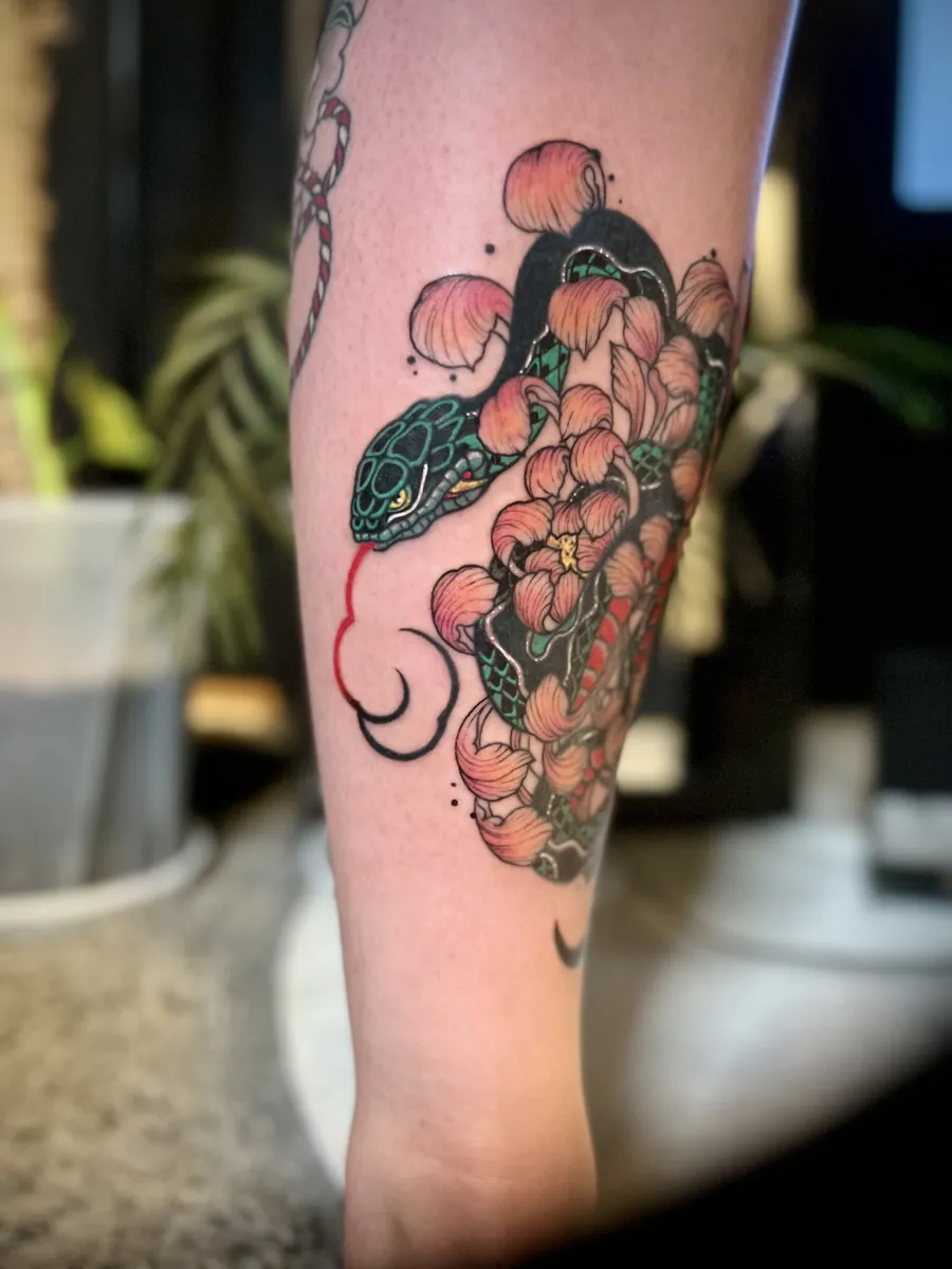 묘당타투 뱀과 국화