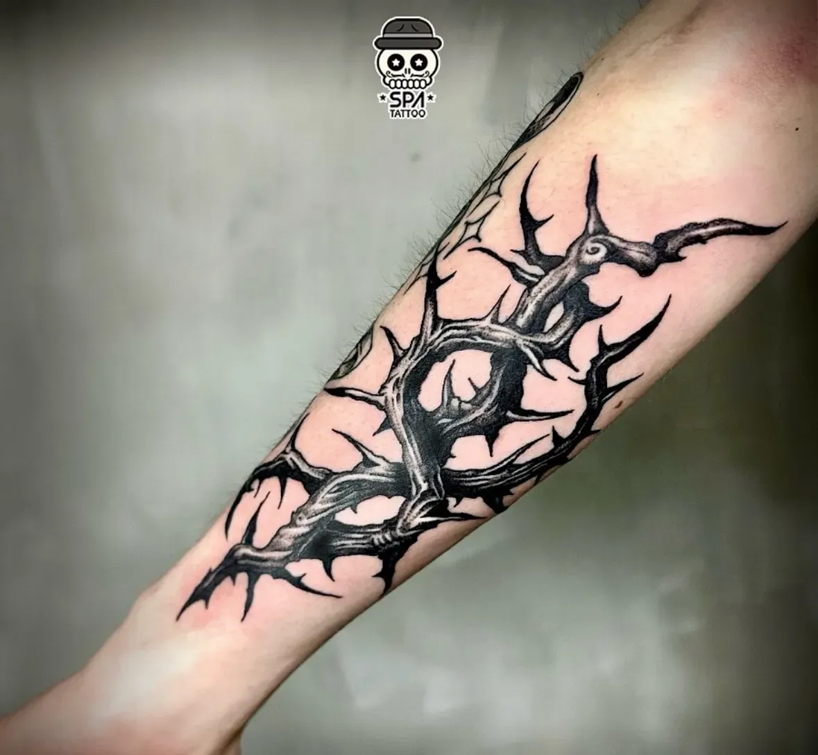 아래팔 블랙워크 가시 나무 타투 - 1