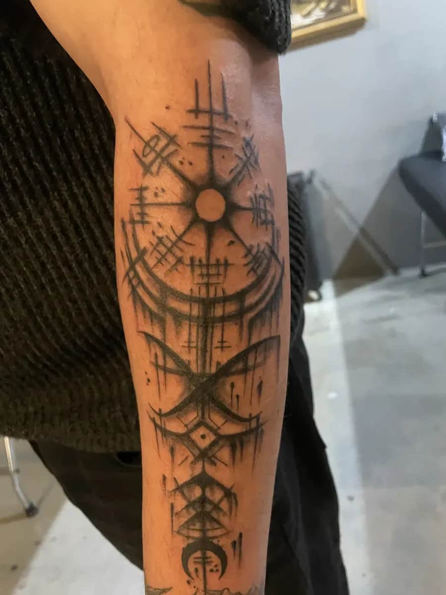 남자 팔에 새겨진 부적 같은 트라이벌 타투 - 강인함과 젠틀함의 공존