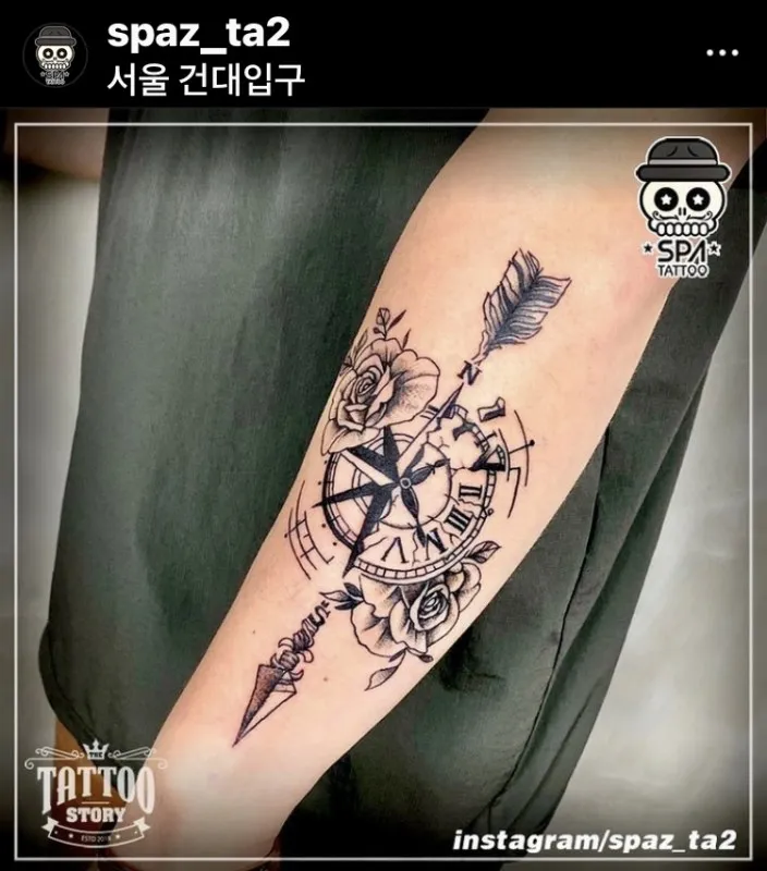 블랙워크 나침반 꽃 타투