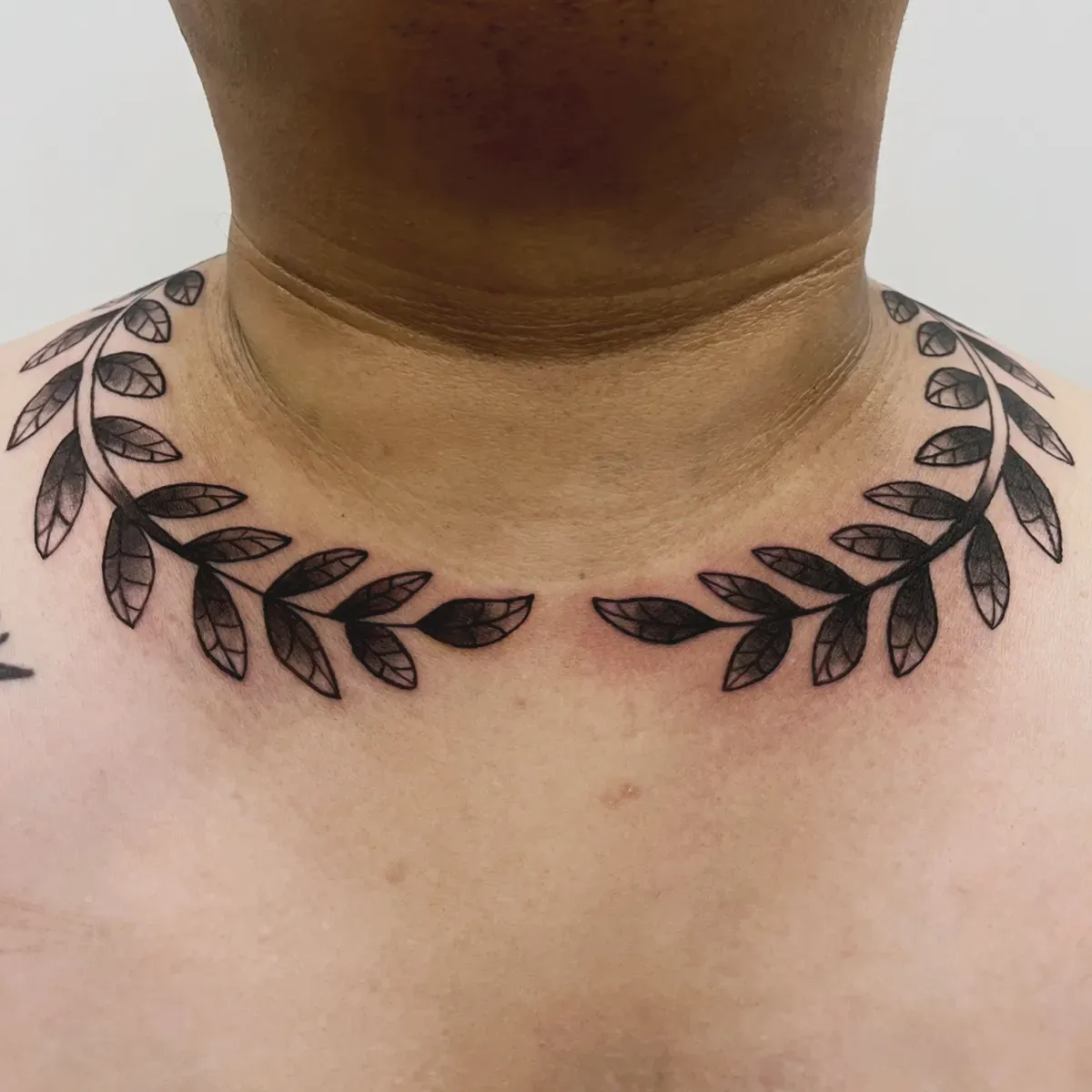 어깨 쇄골 월계수 타투 - 1
