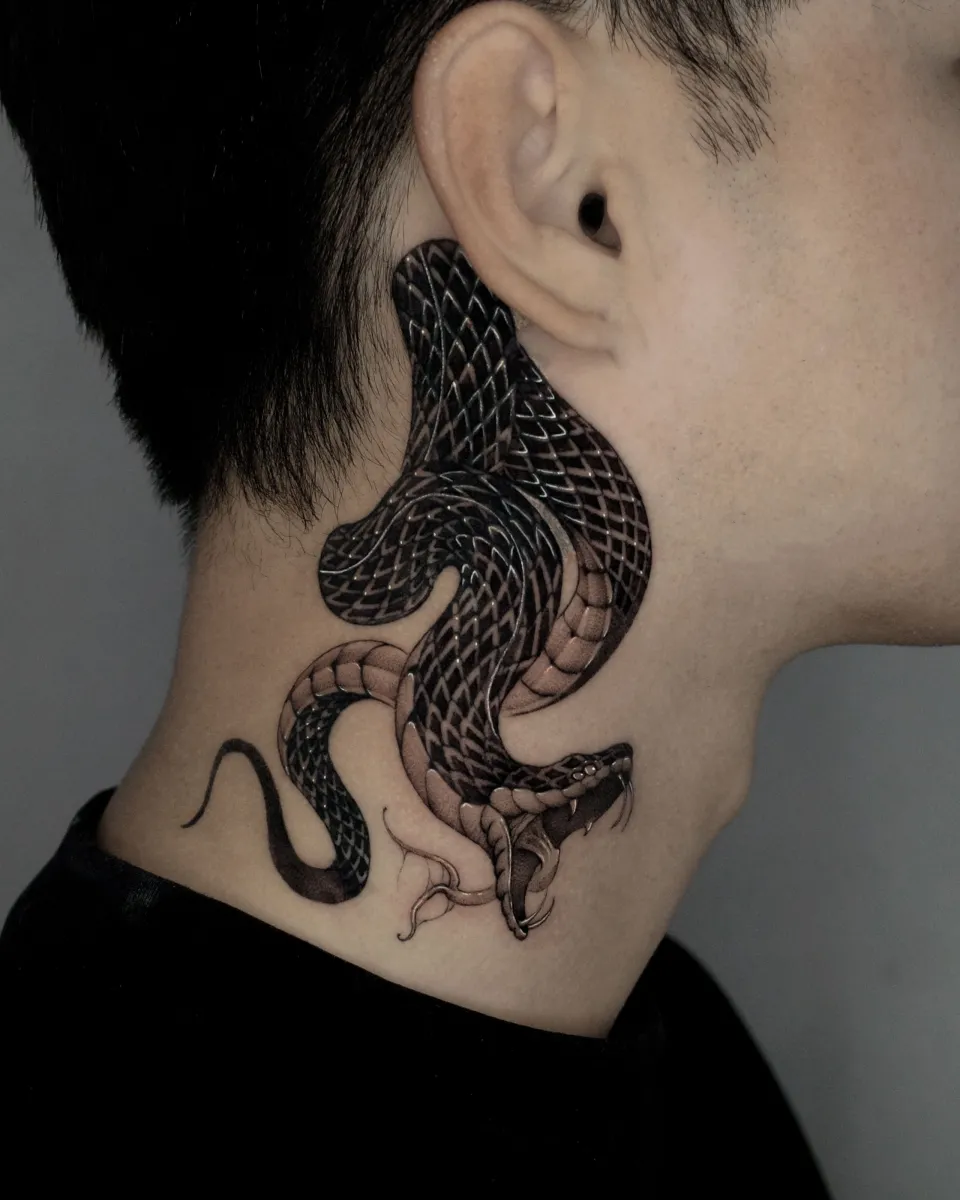 옆목 뱀 커버업 블랙워크타투