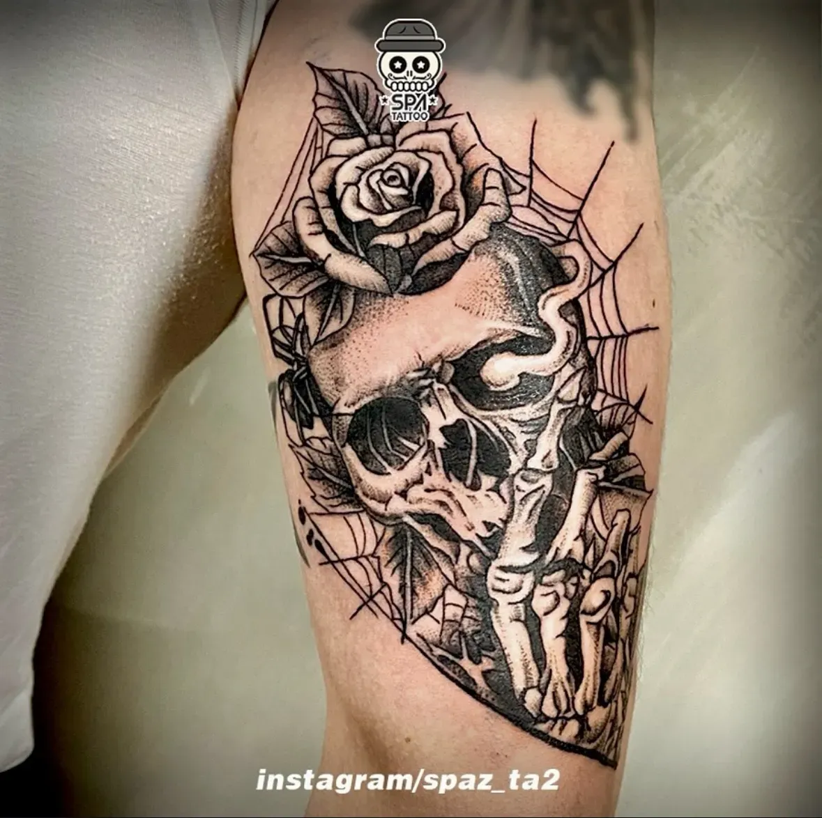 해골 거미줄 타투