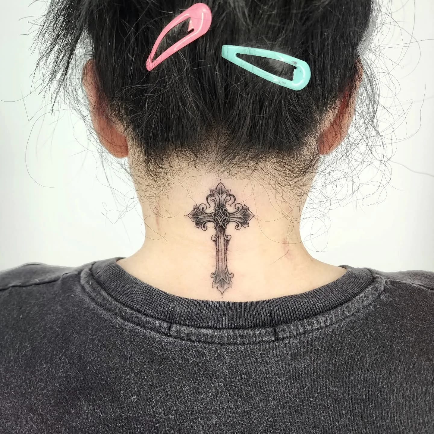 목뒤 십자가타투