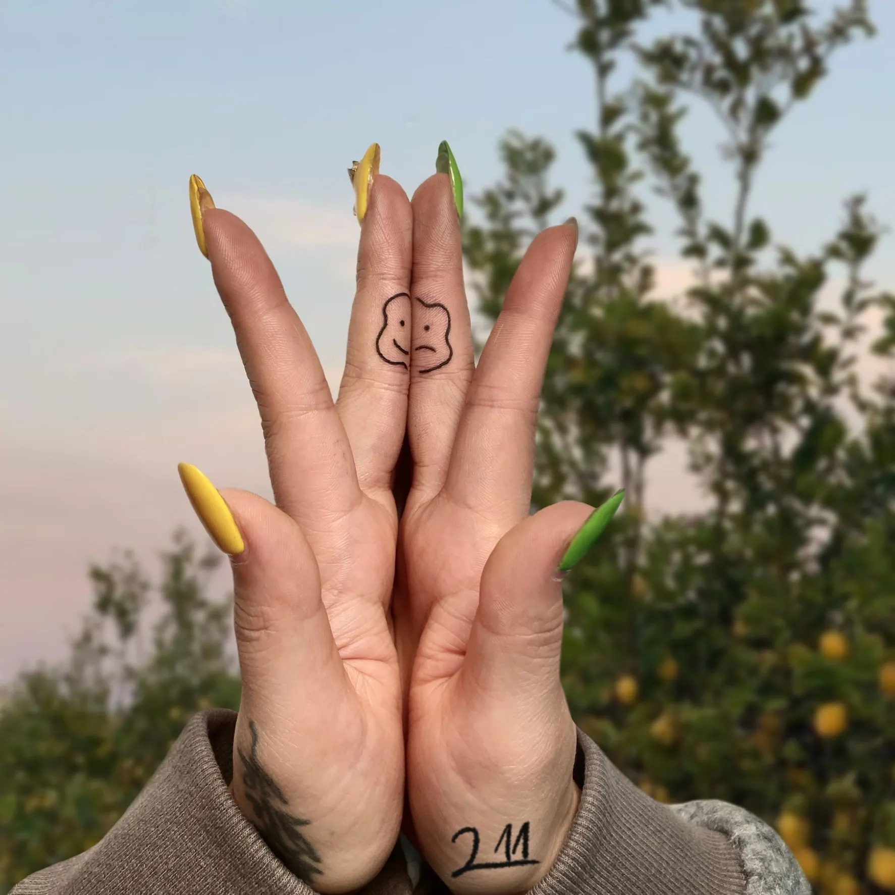 손가락 스마일 타투 - 1