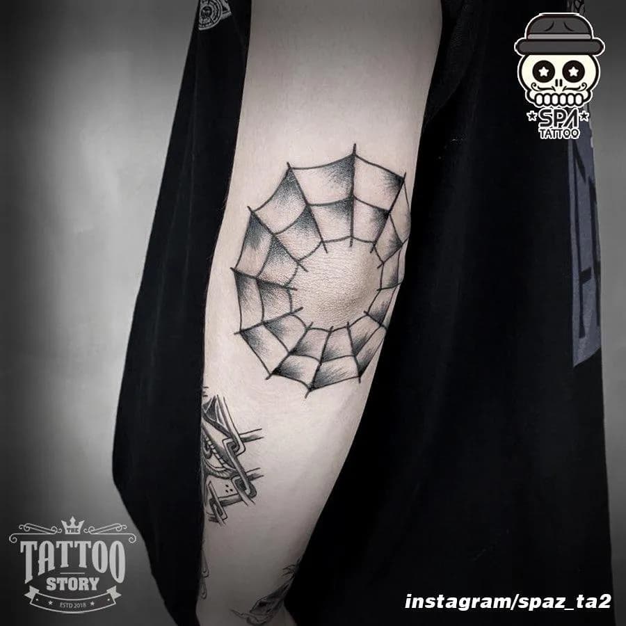 팔꿈치 거미줄 타투 - 1