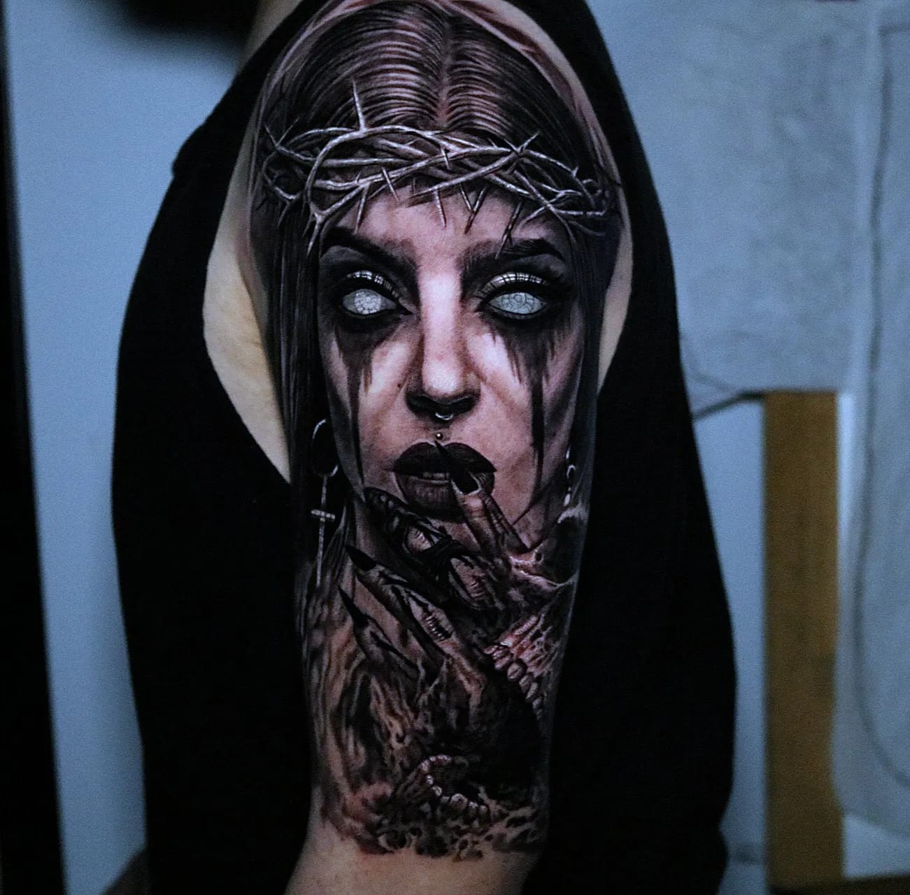 다크한 여자와 해골 블랙엔그레이타투