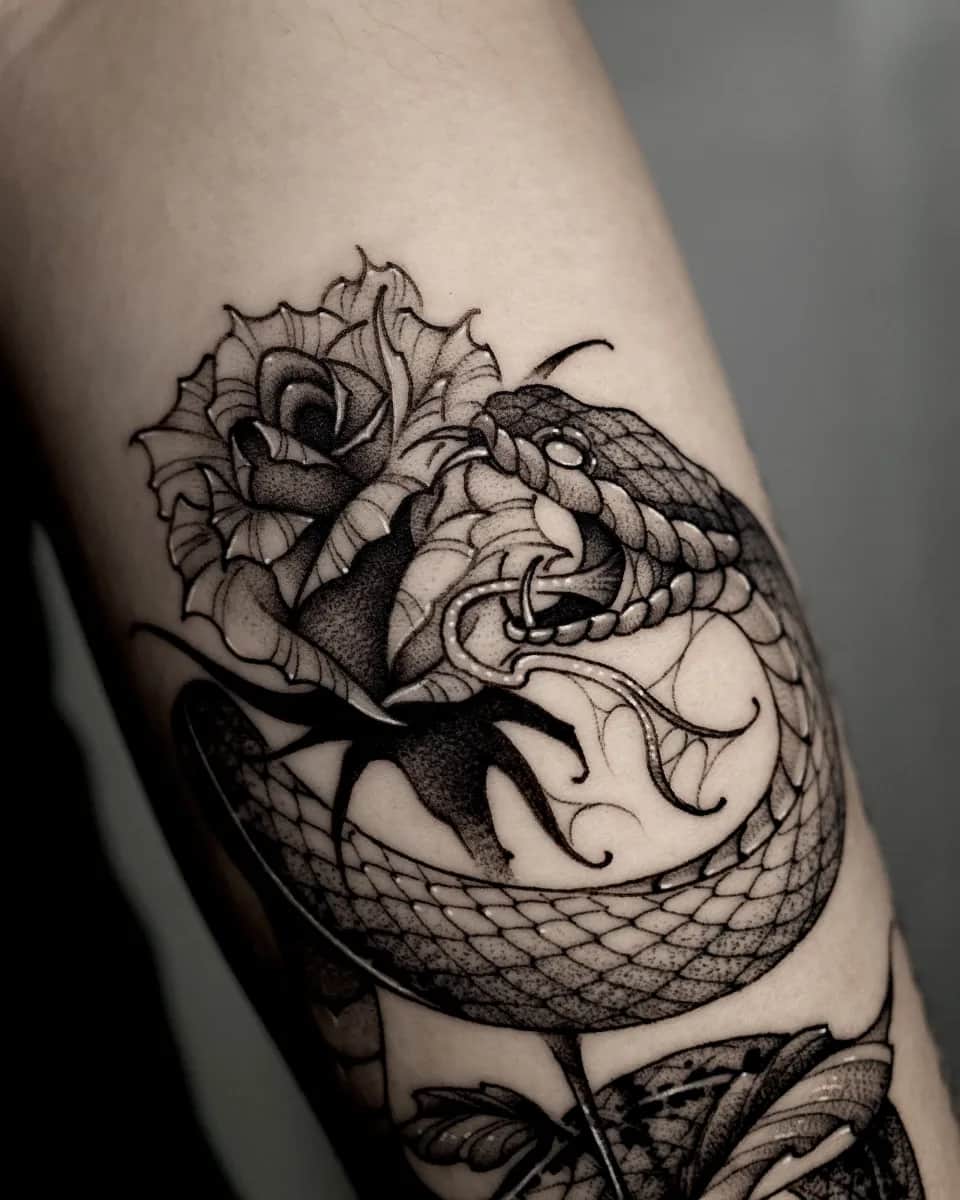 뱀 장미 블랙워 타투