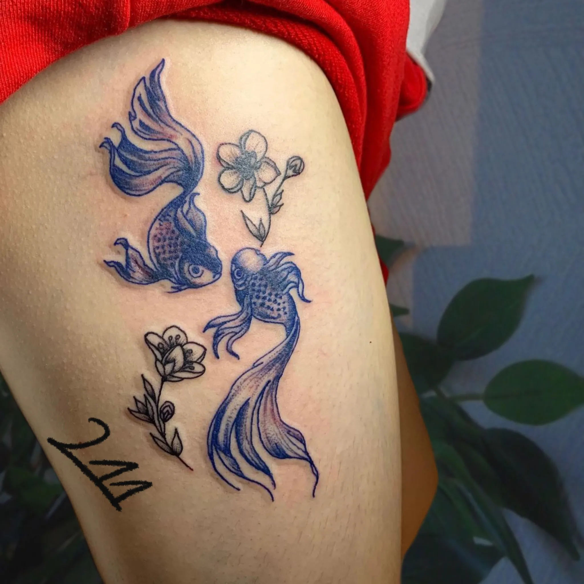 허벅지 컬러 물고기 타투 - 1