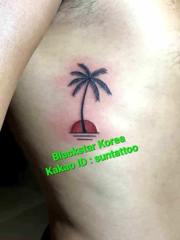 옆구리 일몰과 야자수 타투