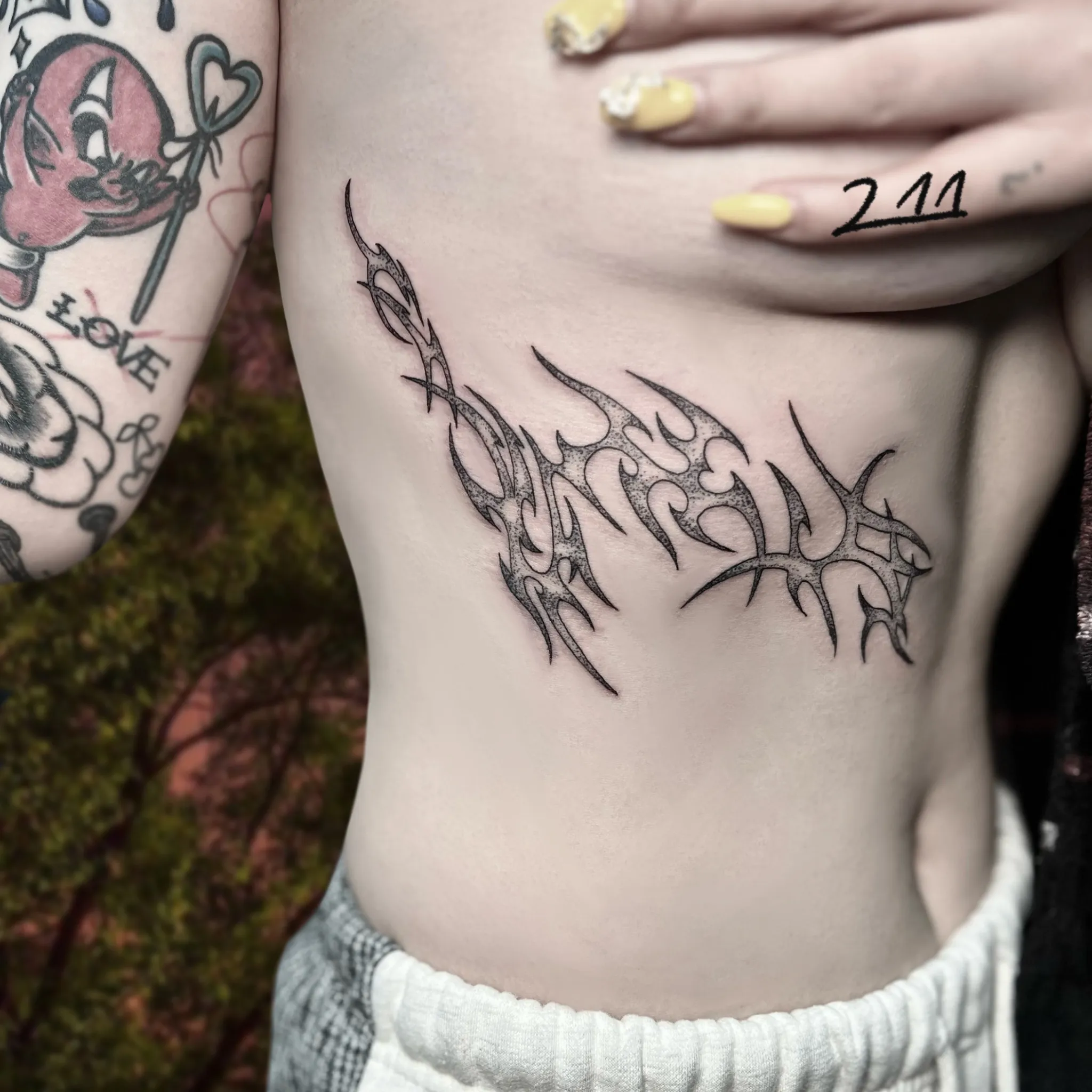 가슴 밑 네오트라이벌 - 1