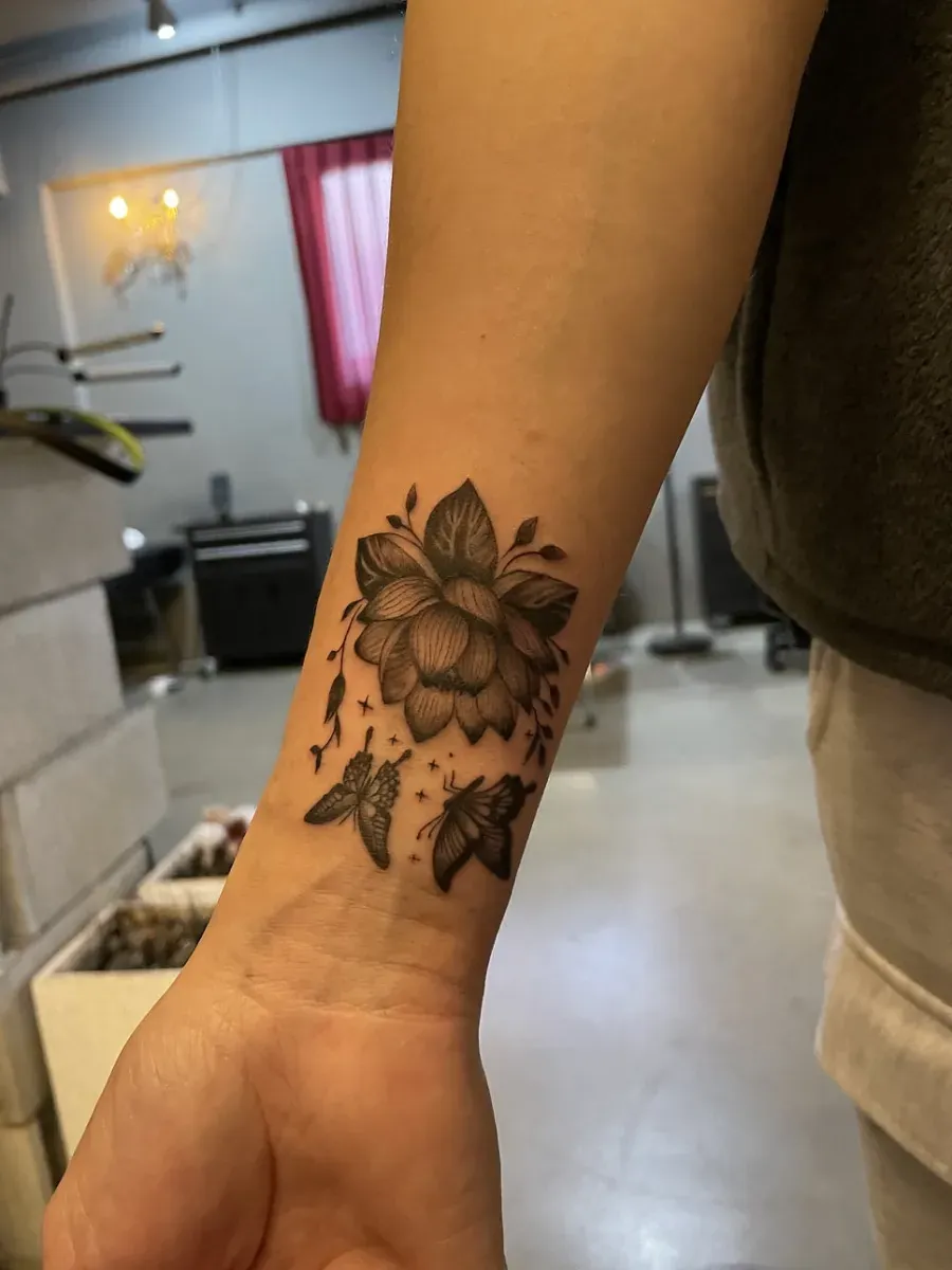 여성 손목 연꽃과 나비 수유타투