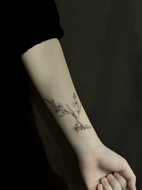 손목 매화 타투
