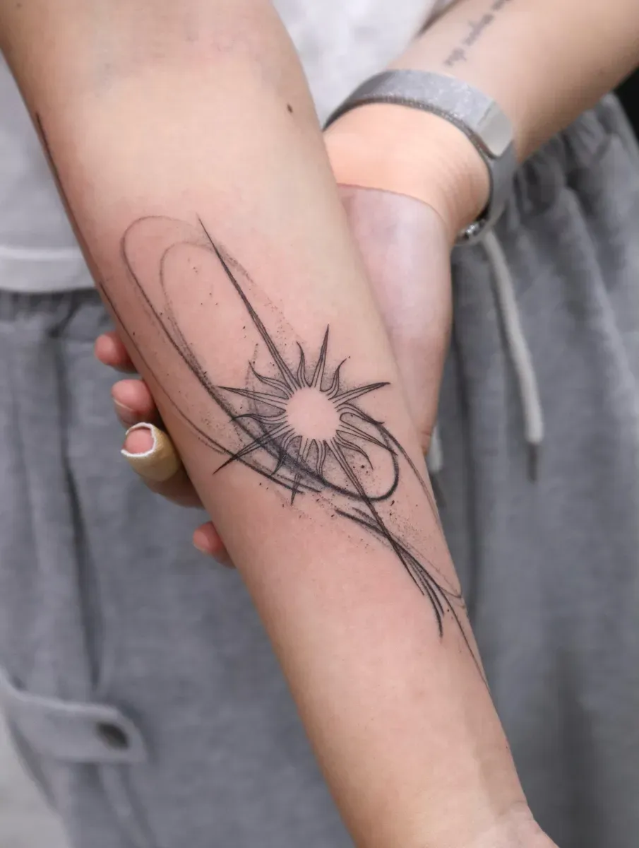 시크하고 유니크한 태양 빛타투, 우주타투 - 1