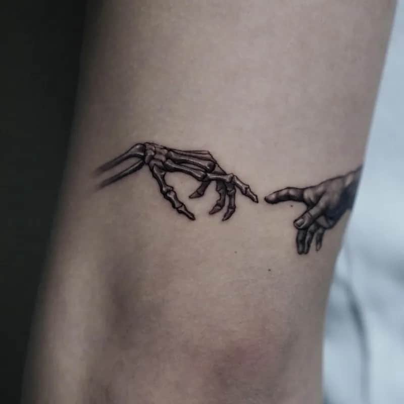 천지창조 해골 손 타투