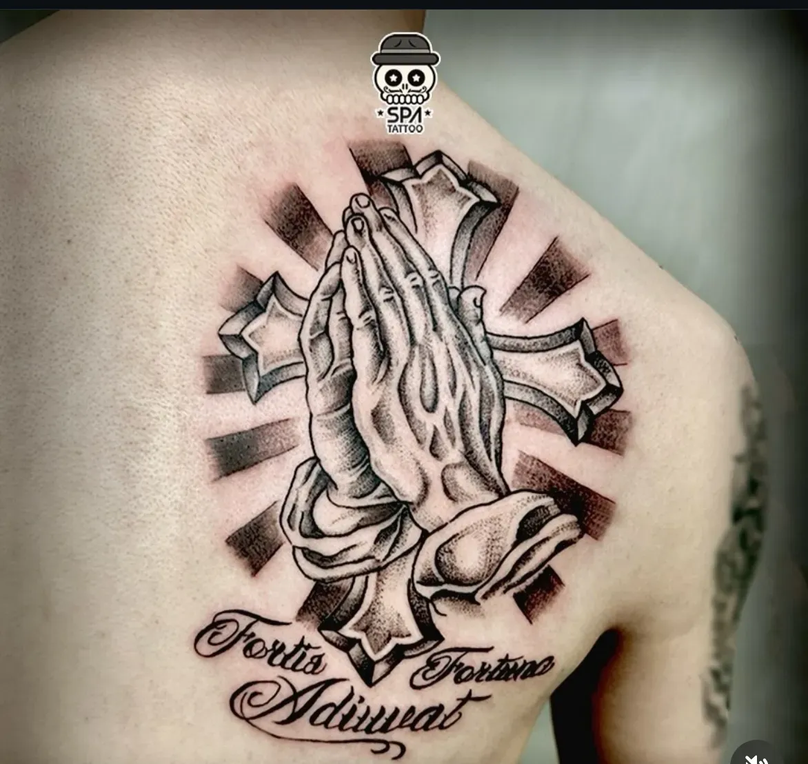 치카노 기도하는손 타투