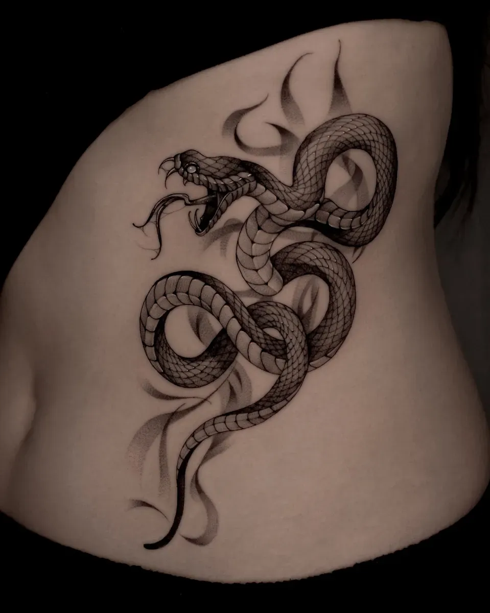 옆구리 뱀 연기 블랙워크 타투 - 1