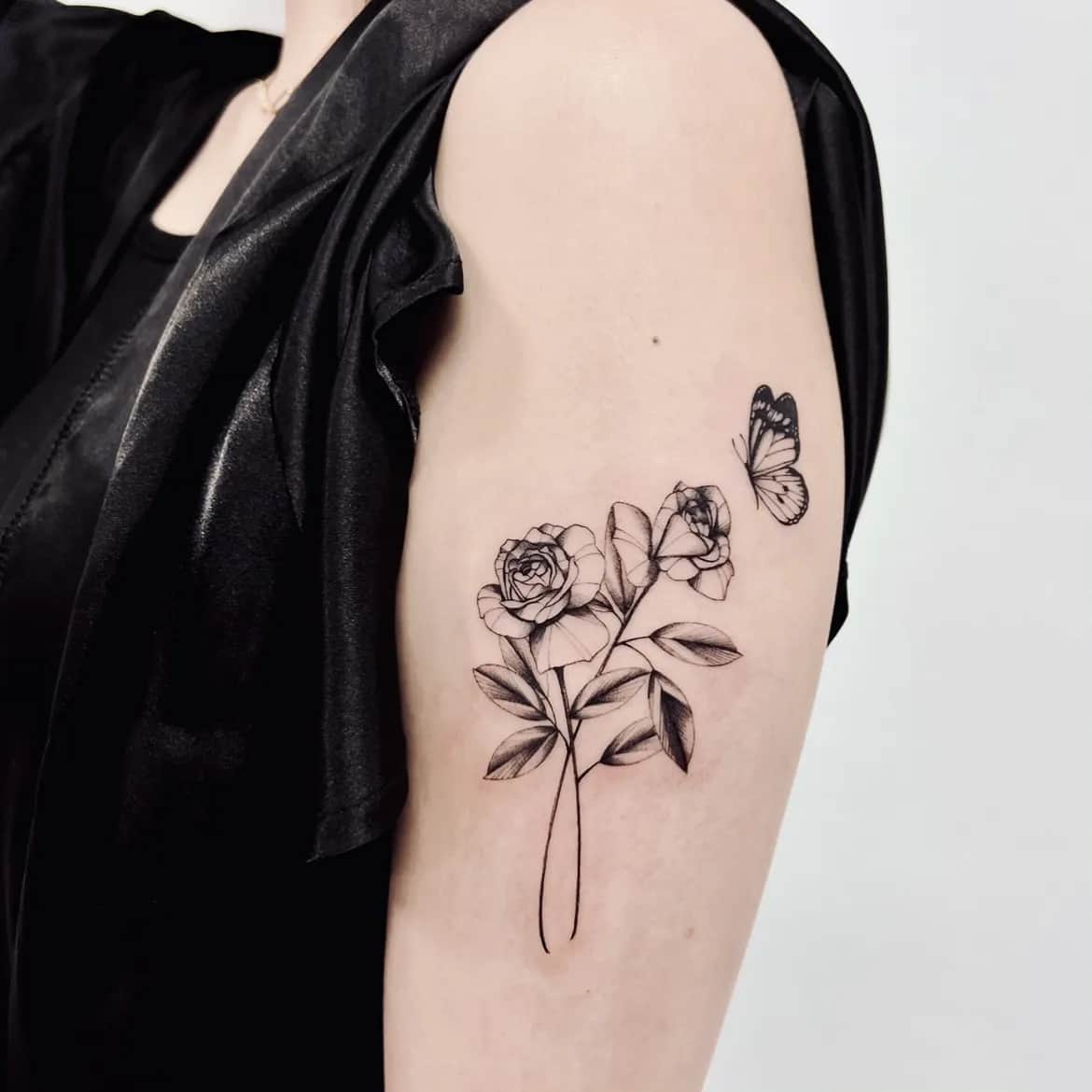 꽃 두송이와 나비 🦋