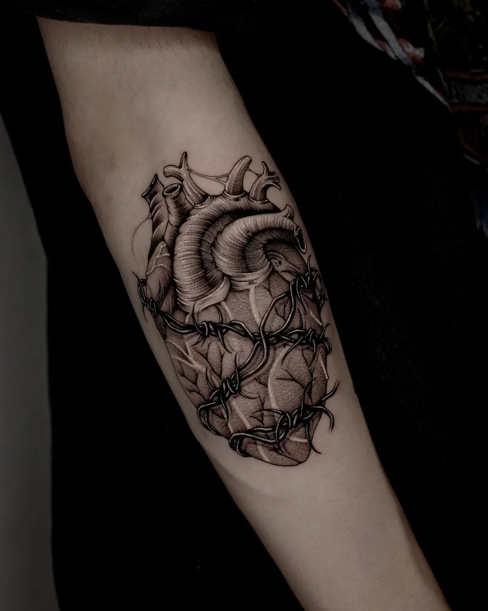 심장 철조망 종교 블랙워크 타투 - 1