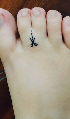 가위를 컨셉으로 연결한 작품