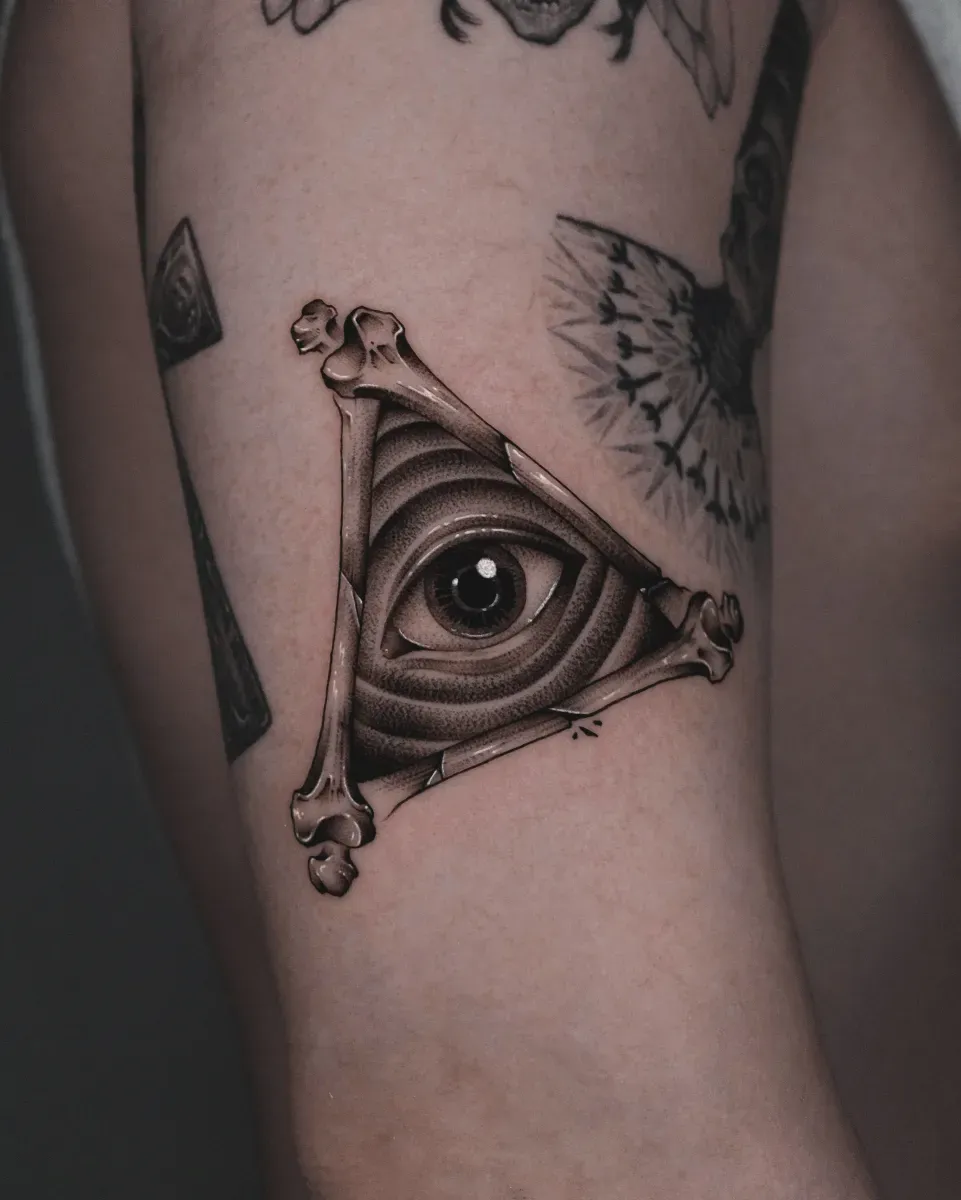 눈 피라미드 뼈 삼각형 블랙워크 타투 - 1