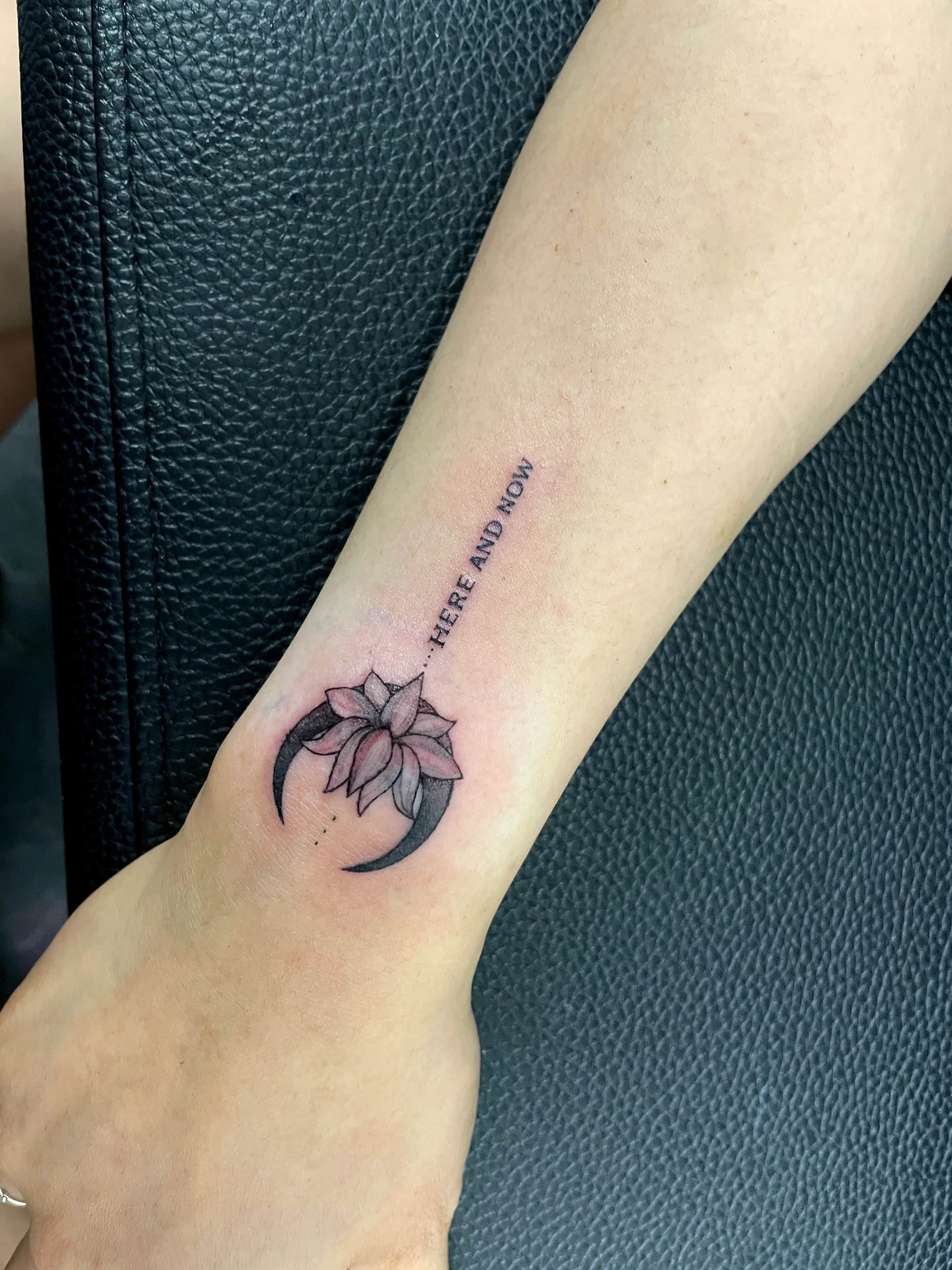 연꽃과 초승달, 레터링 Here and now 여자 손목에 새긴 후기(ft. 압구정, 신사, 잠원 타투 유명한 곳)