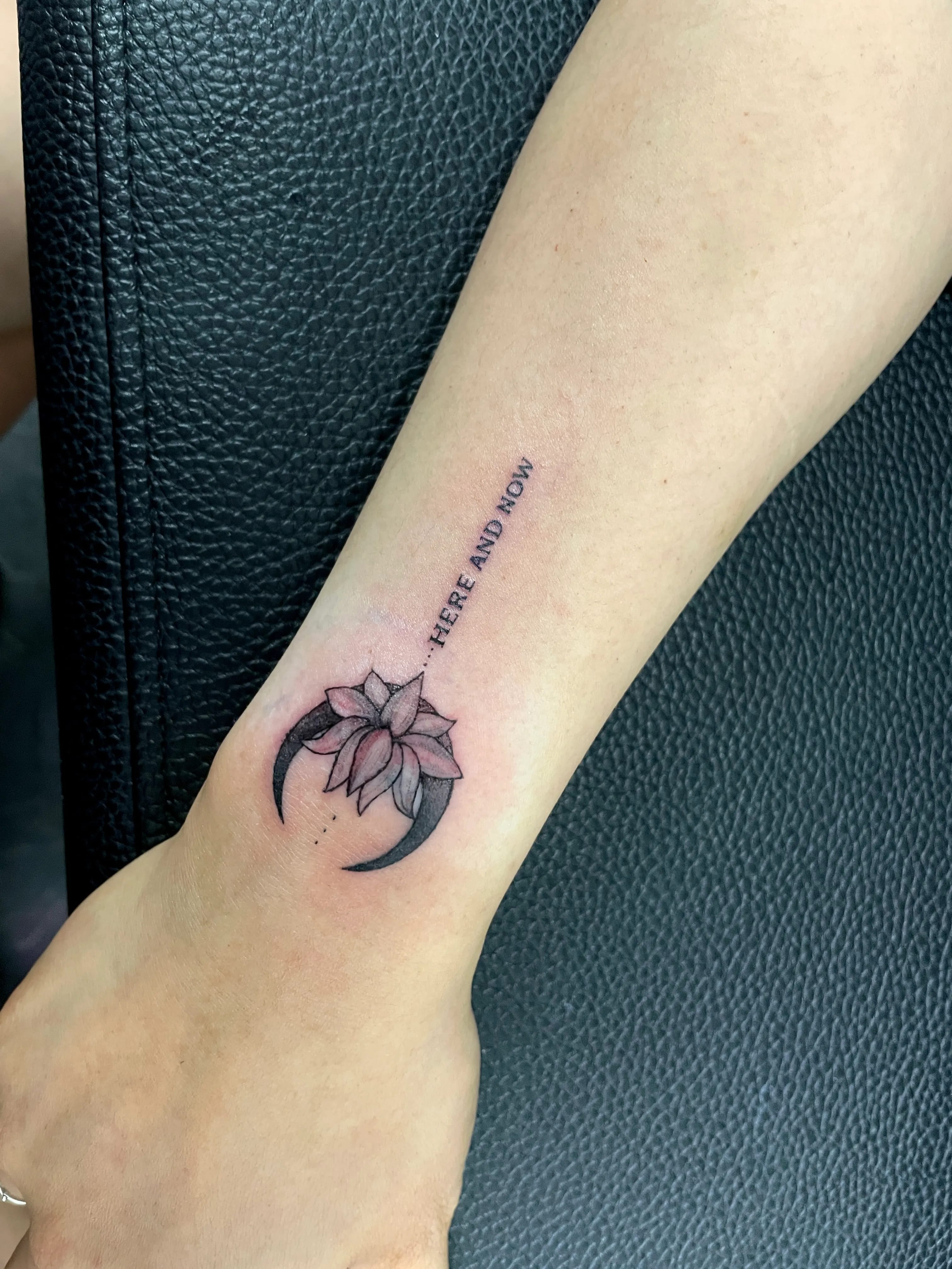 연꽃과 초승달, 레터링 Here and now 여자 손목에 새긴 후기(ft. 압구정, 신사, 잠원 타투 유명한 곳)