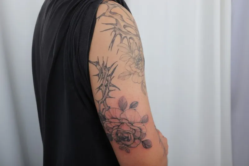 긴팔타투, 홍대타투, 서울타투, 팔타투, 장미타투, 꽃타투, 타투, tattoo, girltattoo, hongdaetattoo, seoultattoo, rosetattoo, #longsleevetattoo