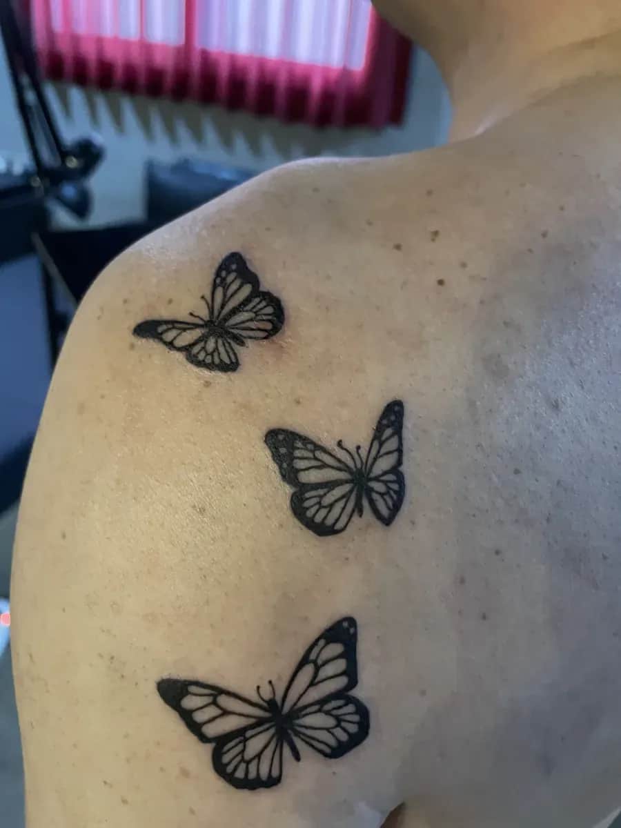 남자 어깨 나비 타투 새긴 후기 강북구 타투
