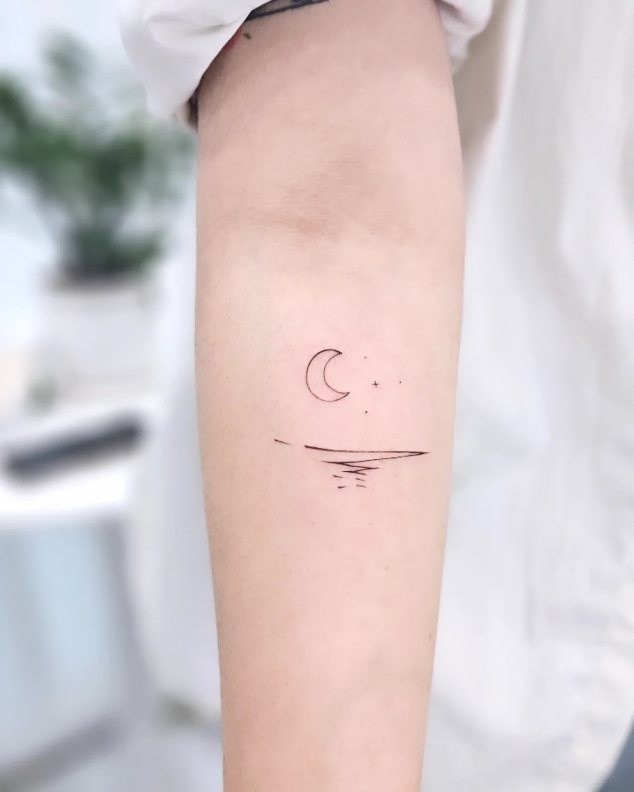 달, 물결 라인 타투