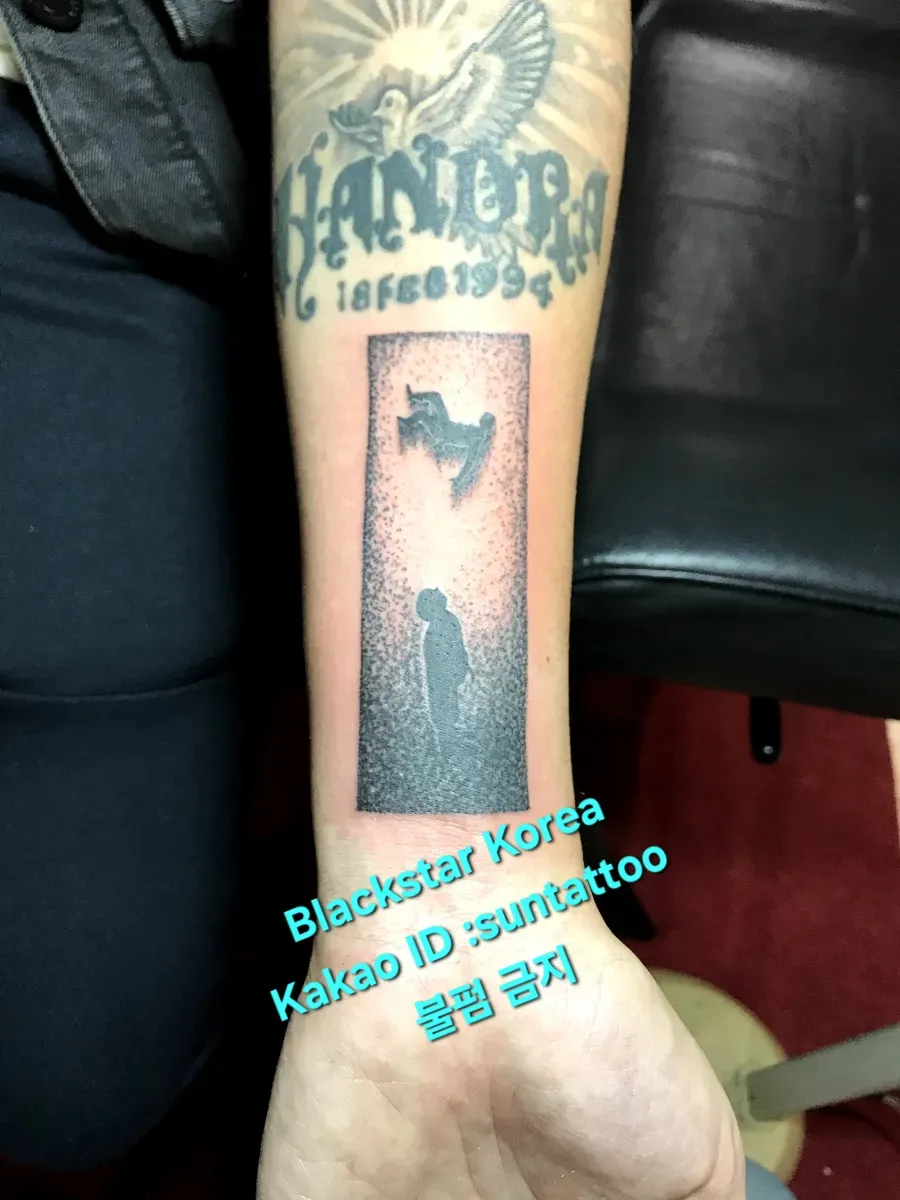 팔 하박 낙하하는 사람 타투 - 1