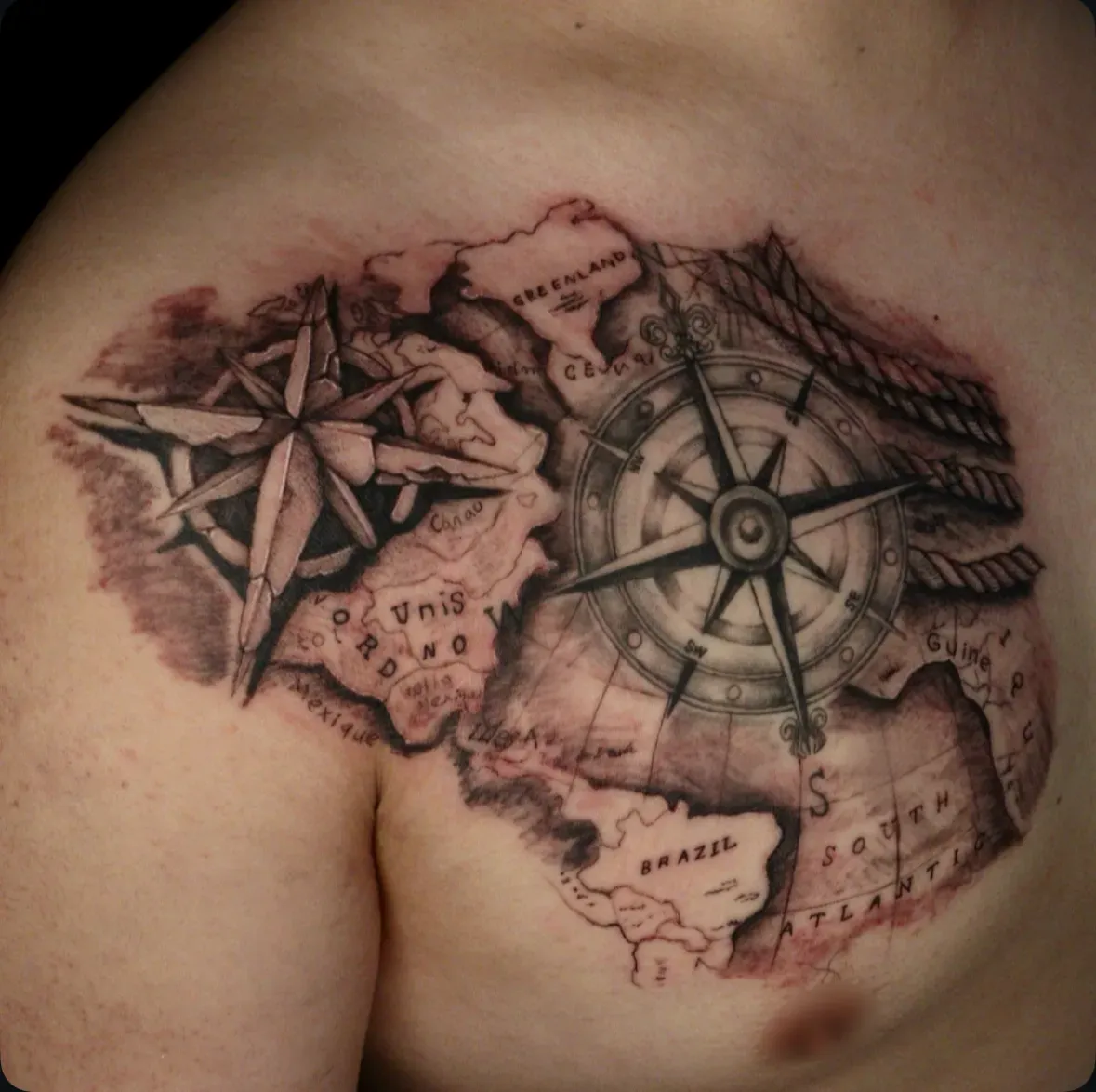 지도나침반 타투 가슴타투