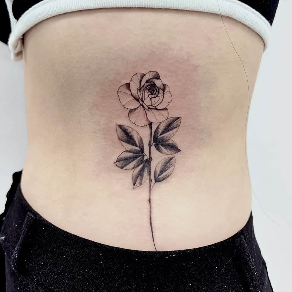 허리에 핀 꽃 한송이 🌹