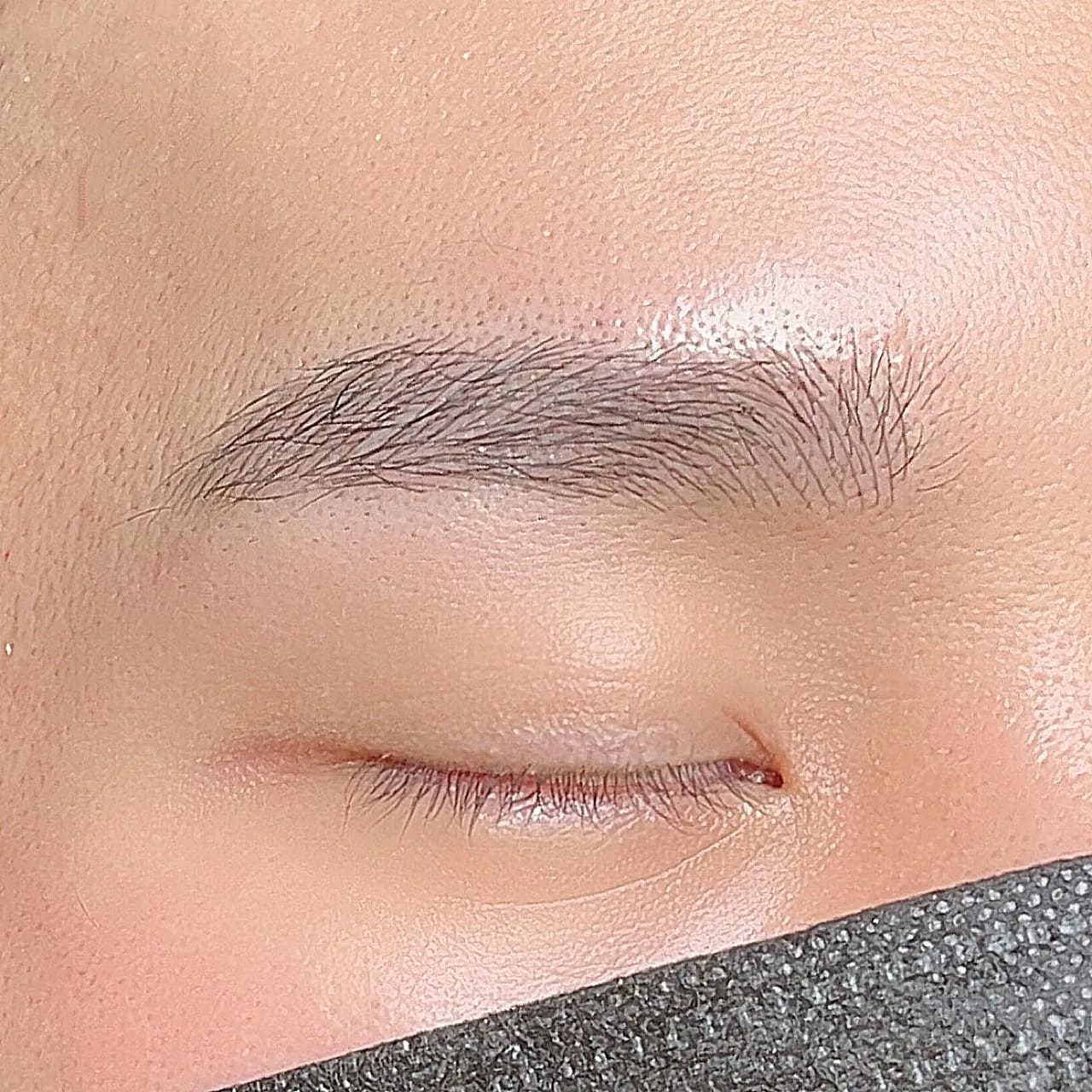 남자 연한 눈썹